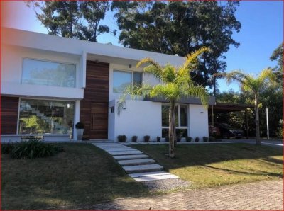 Venta y alquiler de casa en Portezuelo, 4 dormitorios, 5 baños, divino lugar. 