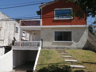 Venta de casa en Pinares, 2 dormitorios, baño, patio.