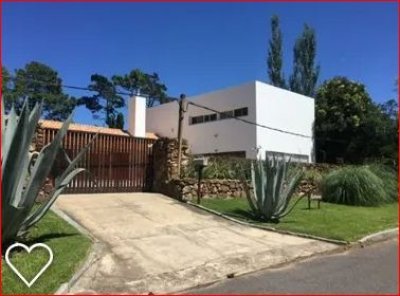 Venta de casa en el Golf, 6 dormitorios, 5 baños, piscina, gran parque.