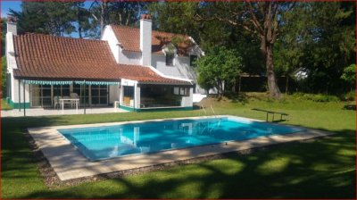 Alquiler de casa en la mansa, 4 dormitorios, 4 baños, piscina, buen parque, buen entorno cerca del mar.