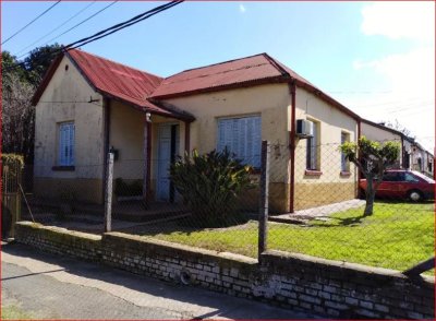 Venta de casa en el Buceo, 3 dormitorios, baño, divino lugar.