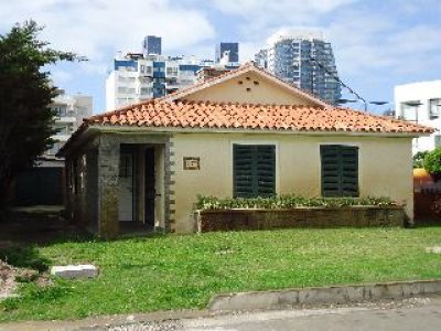 Venta chalet en Playa Mansa, 4 dormitorios, 3 baños, 1 cuadra del mar.