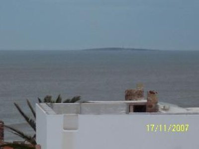 Alquiler en Punta de Piedras, 6 dormitorios, 5 baños, a metros del mar. 
