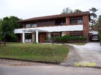 Venta y alquiler de casa en la Mansa, 5 dormitorios, 4 baños, 2 cuadras del mar.