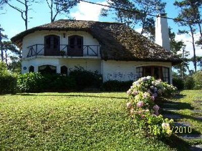 Alquiler de Casa en Pinares, 4 dormitorios, 2 baños, buen lugar  *