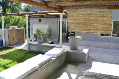Venta y alquiler de casa en La Barra, casa de 2 dormi, 2 baños, buen terreno, con pileta. 