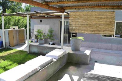 Venta y alquiler de casa en La Barra, casa de 2 dormi, 2 baños, buen terreno, con pileta. 