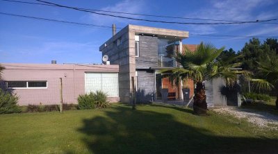 Venta de casa en Piedras del Chileno, 3 Dormitorios, 3 Baños, gran terreno, permuta por apto menor valor.