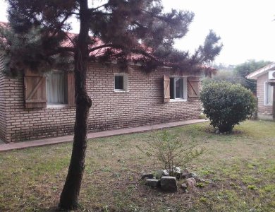 Venta de casa en Parque Pinares, 2 Dormi, Jardin, Luminosa, Cercada, En 