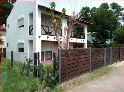 Venta de casa en Piriapolis, 2 dormitorios, 2 baños, buena casa para vivir todo el año.