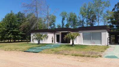 Venta de casa en Lussich, 4 dormitorio, 4 baños, 1250m2 de tierra, pileta