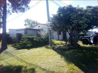 Venta de casa en el Biarritz, 2 dormitorios, baño, para vivir todo el año. 