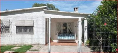 Venta de casa en Maldonado, 3 dormitorios, baño, apartamento el fondo.