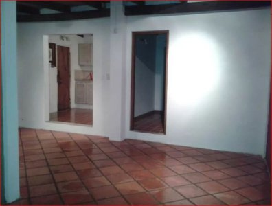 Maldonado, cerca del centro 1 dormitorio, baño, para vivir todo el año.- 
