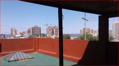 Venta de Casa en el Centro Montevideo, 6 dormitorios, baño.