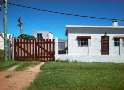 Venta de casa en san Carlos, 2 dormitorios, baño, para vivir todo el año.-