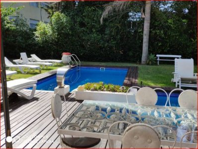 Venta  y alquiler de casa en Barrio Lugano, 4 dormitorios, 5 baños, piscina, muy buen entorno. 