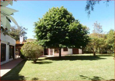 Venta de 2 casas en Pinares. 6 dormitorios, 4 baños, lindo parque, buen entorno.