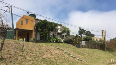 Alquiler de casa en Manantiales, 4 dormitorios, 2 baños, cerca del mar. 