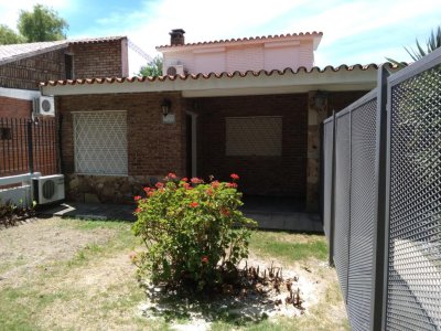 Venta de casa en Av. Italia, 3 dormitorios, 2 baños, fondo con parrilla.