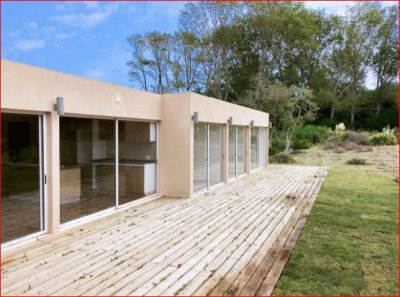Venta de casa en Punta Ballena, 3 dormitorios, 3 baños, gran parque arbolado, piscina, cancha de tenis.