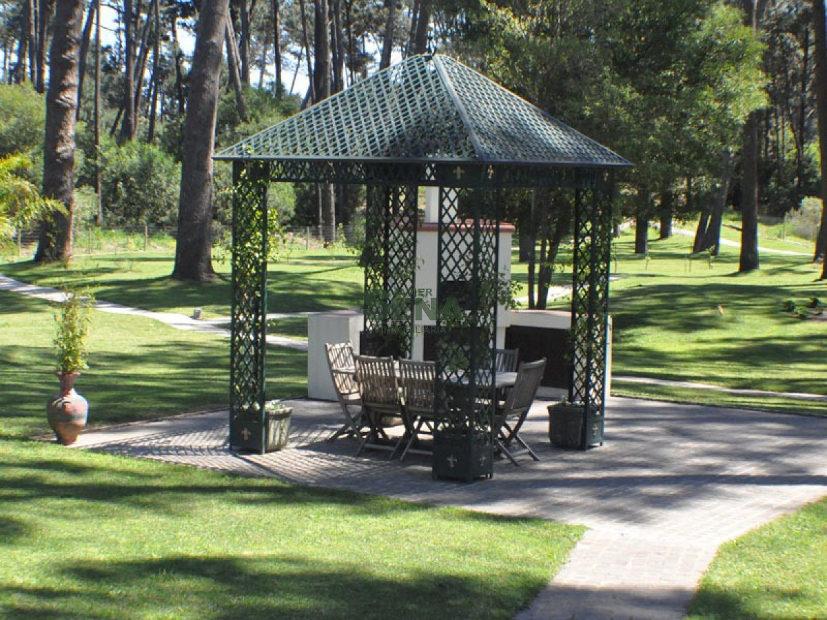 Alquiler de chacra en Mansa, casa espectacular, 4 dormitorios 4 baños, piscina, 1,6 hectareas, de las mejores de la zona. - GoPunta - Portal Inmobiliario de Punta del Este - Maldonado