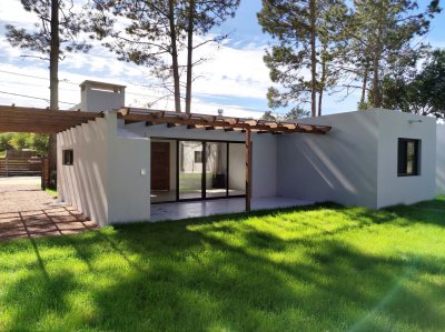 Casa en venta en barrio Pinares de Punta del Este con 300 m2 de Terreno 2 Dormitorios C758