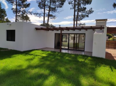 Venta de Casa con Barbacoa, Cochera 300 m2 de Terreno y más en Pinares de Punta del Este C758