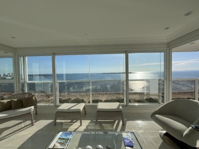 Venta Espectacular Pent House en playa Mansa Punta del Este