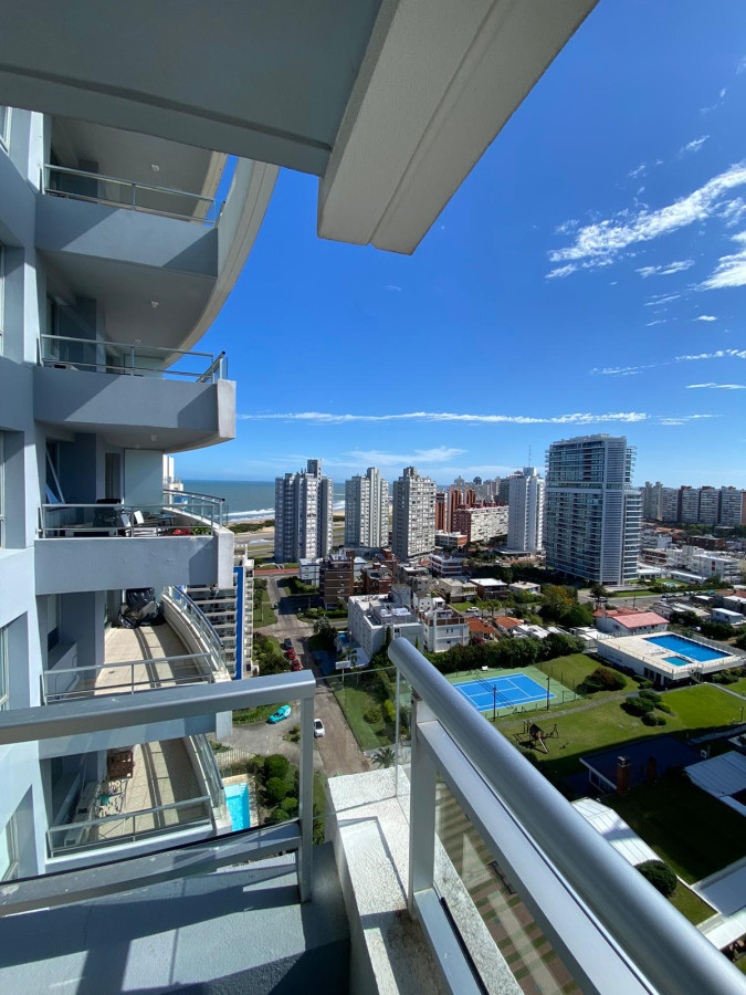 Hermoso apartamento de 3 dormitorios y 3 baños en playa Brava