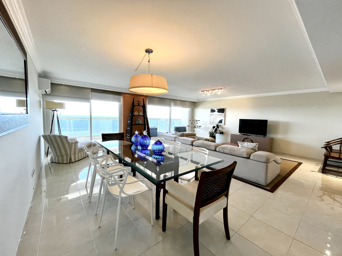 Venta apartamento 4 suite mas dependencia frente al mar Playa Mansa, Punta del Este