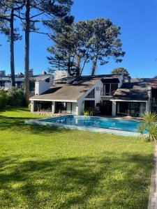 Amplia casa de 7 dormitorios en Punta del Este