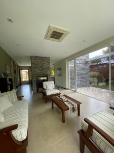 Venta. Casa en Playa Mansa. 3 Dormitorios. Excelente calidad constructiva.